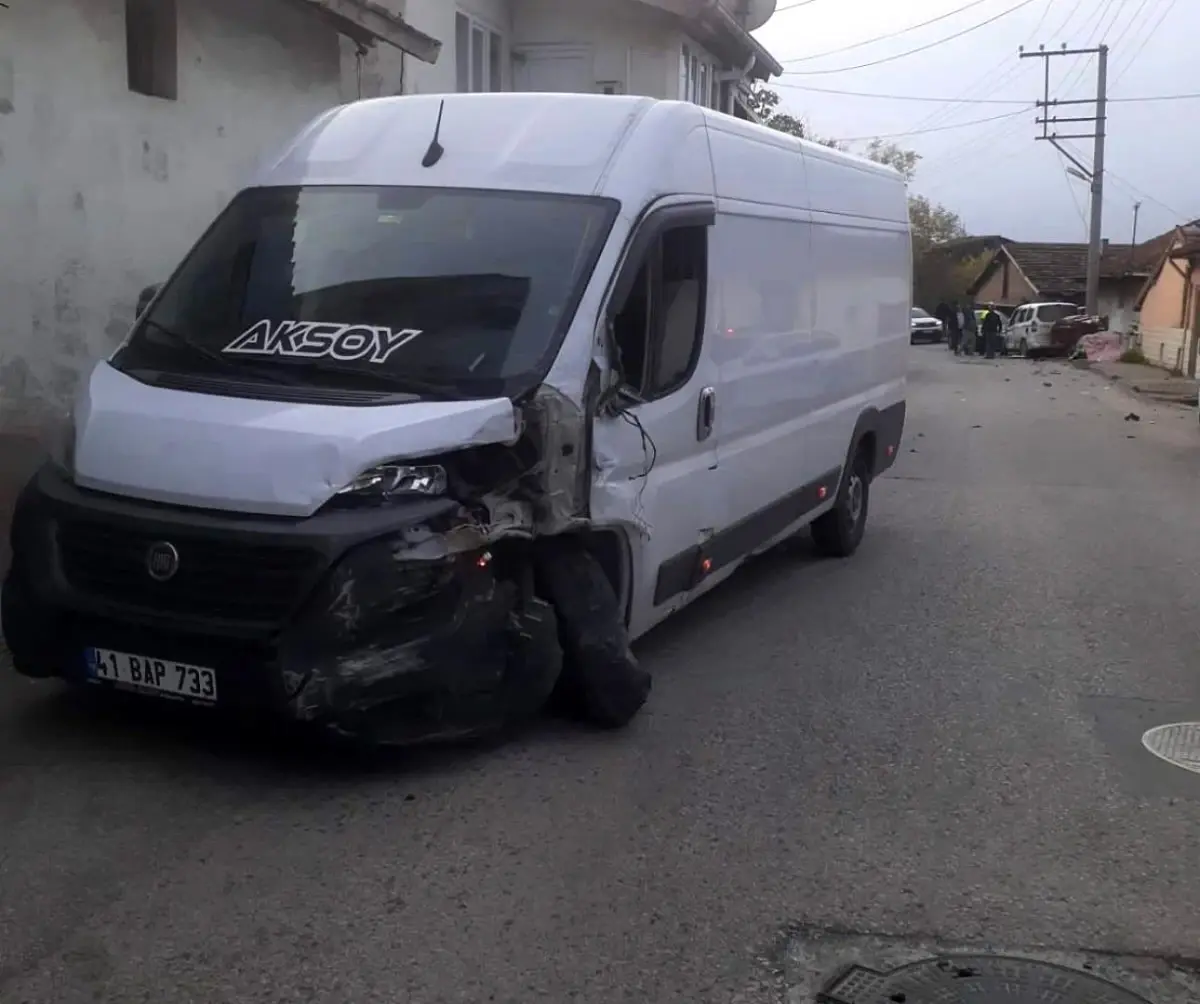 Karabük'te Minibüsle Hafif Ticari Araç Çarpıştı: 2 Yaralı