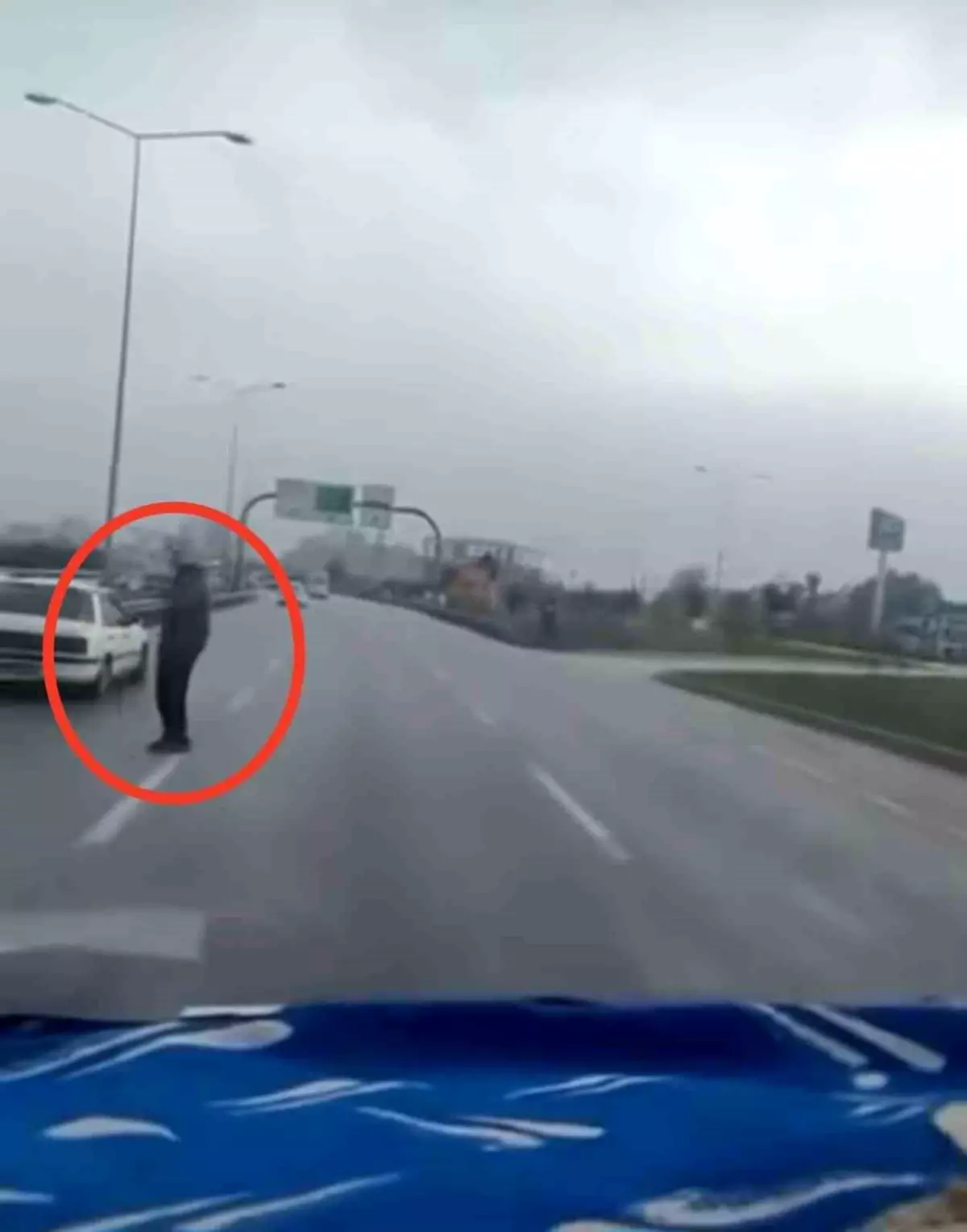 Bursa'da Araçların Arasından Geçmeye Çalışan Kişi Kameraya Yansıdı