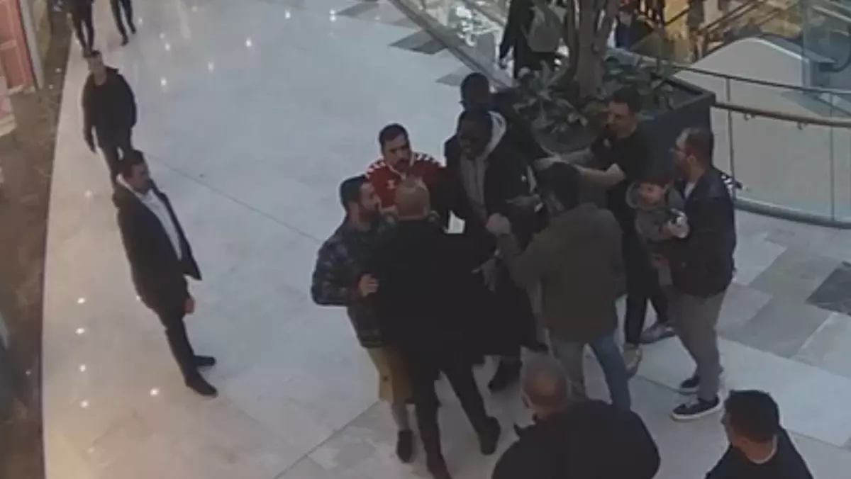 V nakupovalnem središču v Turčiji moški s pištolo in dežnikom napadel senegalskega nogometaša Papyja Djilobodjija