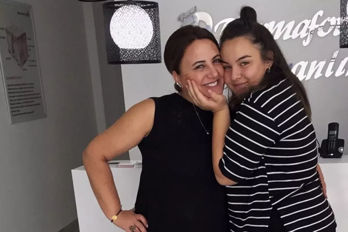 Sevgilisi annesini öldürmüştü! Genç kıza bıçakla tehditten hapis cezası