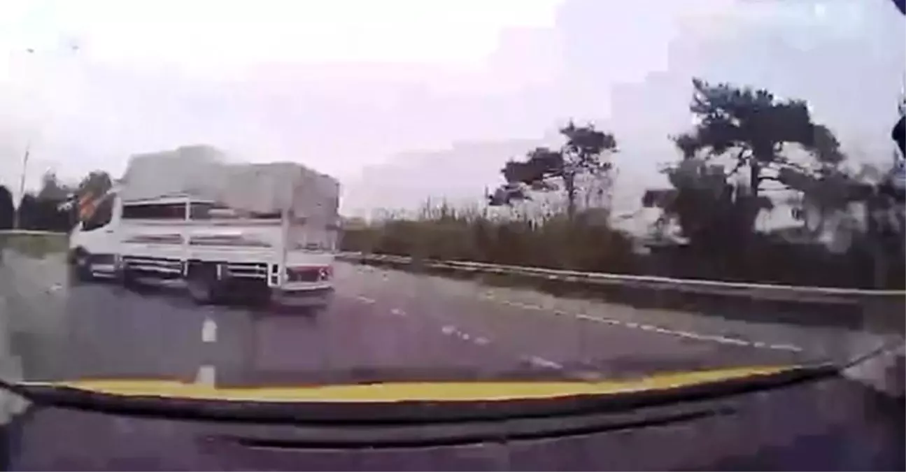 Samsun'da Taksi Şoförü, Hatalı Şerit Değişikliği Yapan Kamyoneti Ustaca Geçerek Kazayı Önledi