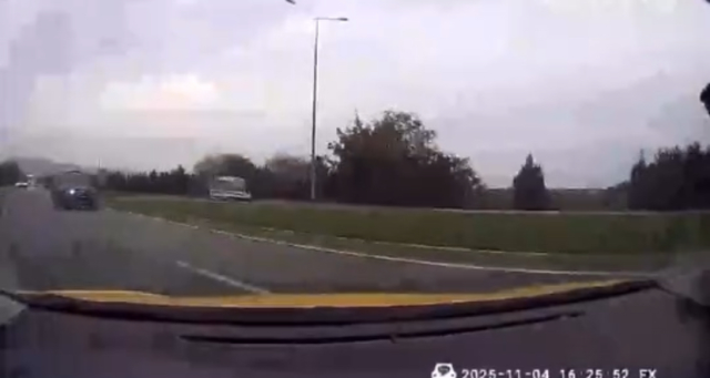 Taksi şoförünün manevra yapıp kazayı önlediği anlar araç içi kamerasına yansıdı 3 taksi soforunun manevra yapip kazayi onledigi 19225605 9332 m