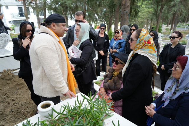 unlu sanatci banu alkan kardesi osman alkan i 19224335 4527 m