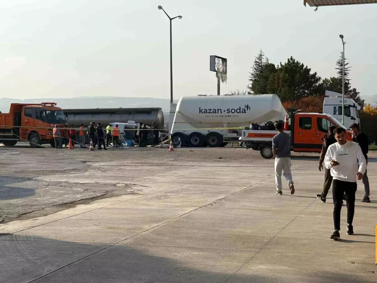 Kahramankazan'da Otomobilin Tırla Çarpması Sonucu 3 Kişi Hayatını Kaybetti