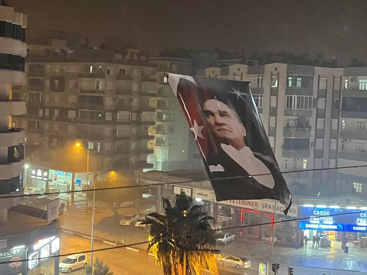 Kumluca'da Aniden Bastıran Gök Gürültülü Sağanak