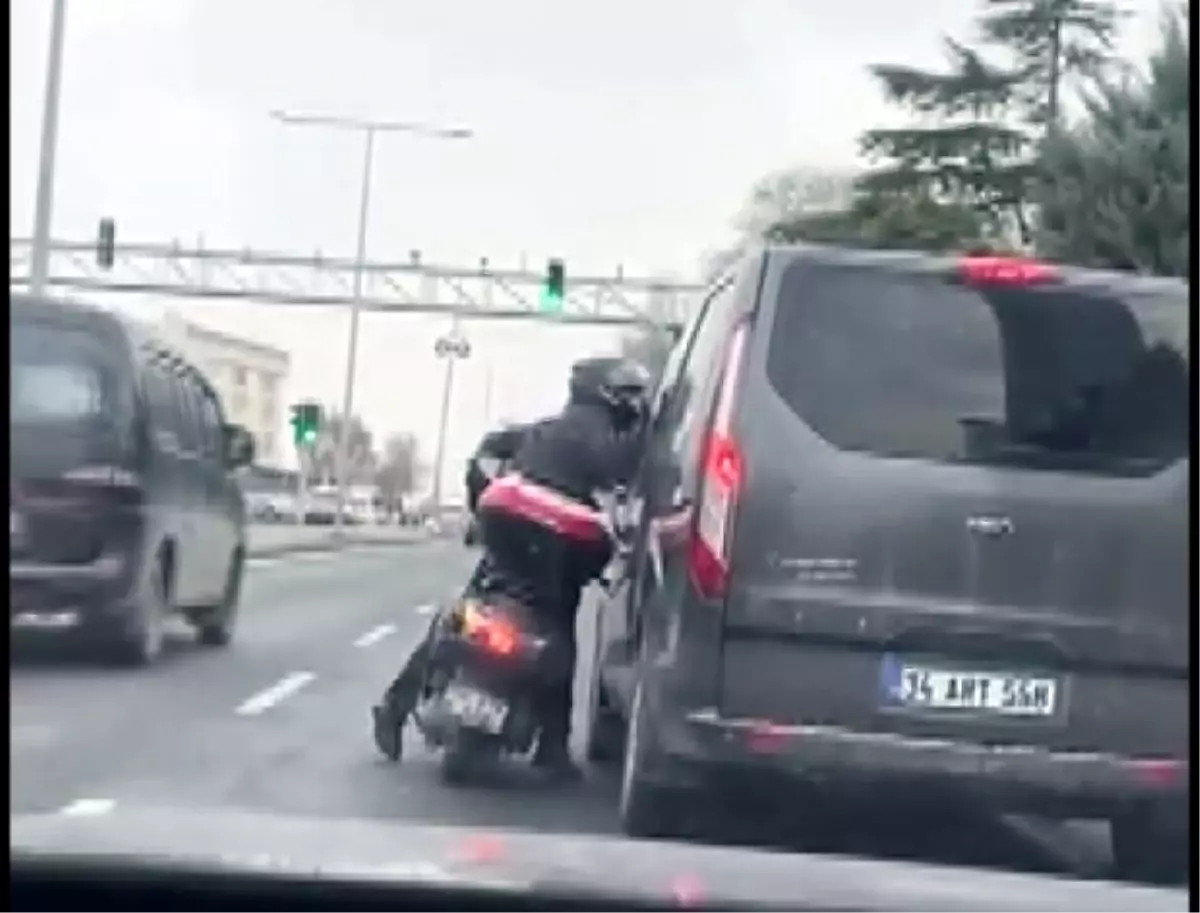 Avcılar'da Trafikte Kavga: Motosiklet ve Hafif Ticari Araç Sürücüleri Birbirine Girdi