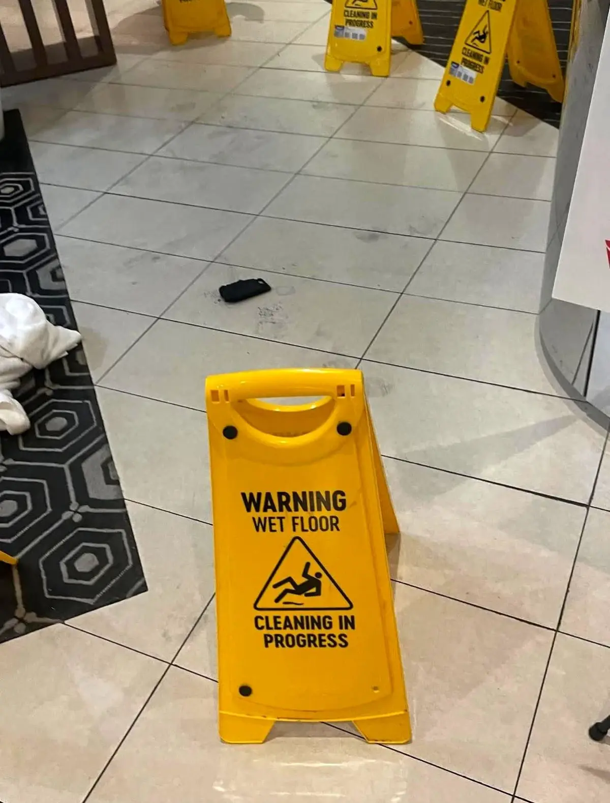 Melbourne Havalimanında Taşınabilir Şarj Cihazı Yangını: Yolcu Yaralandı