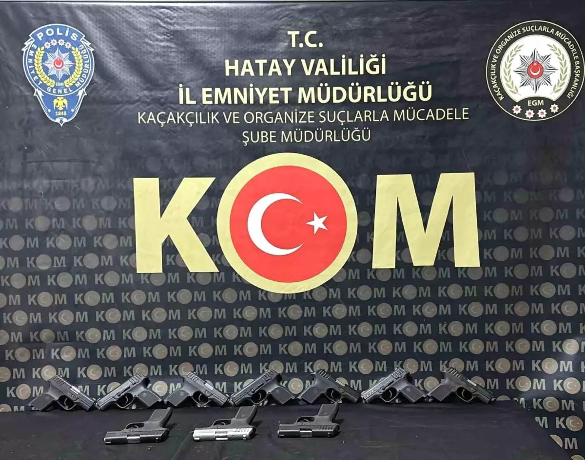 Hatay'da Durdukları Araçta 10 Ruhsatsız Tabanca Ele Geçirildi