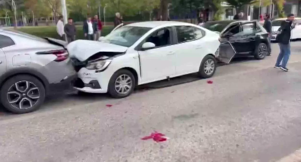 Diyarbakır'da Zincirleme Trafik Kazası: 4 Yaralı
