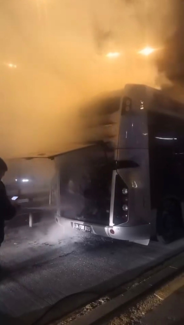 edirnekapi da metrobuste cikan yangin panige 19227019 4845 m