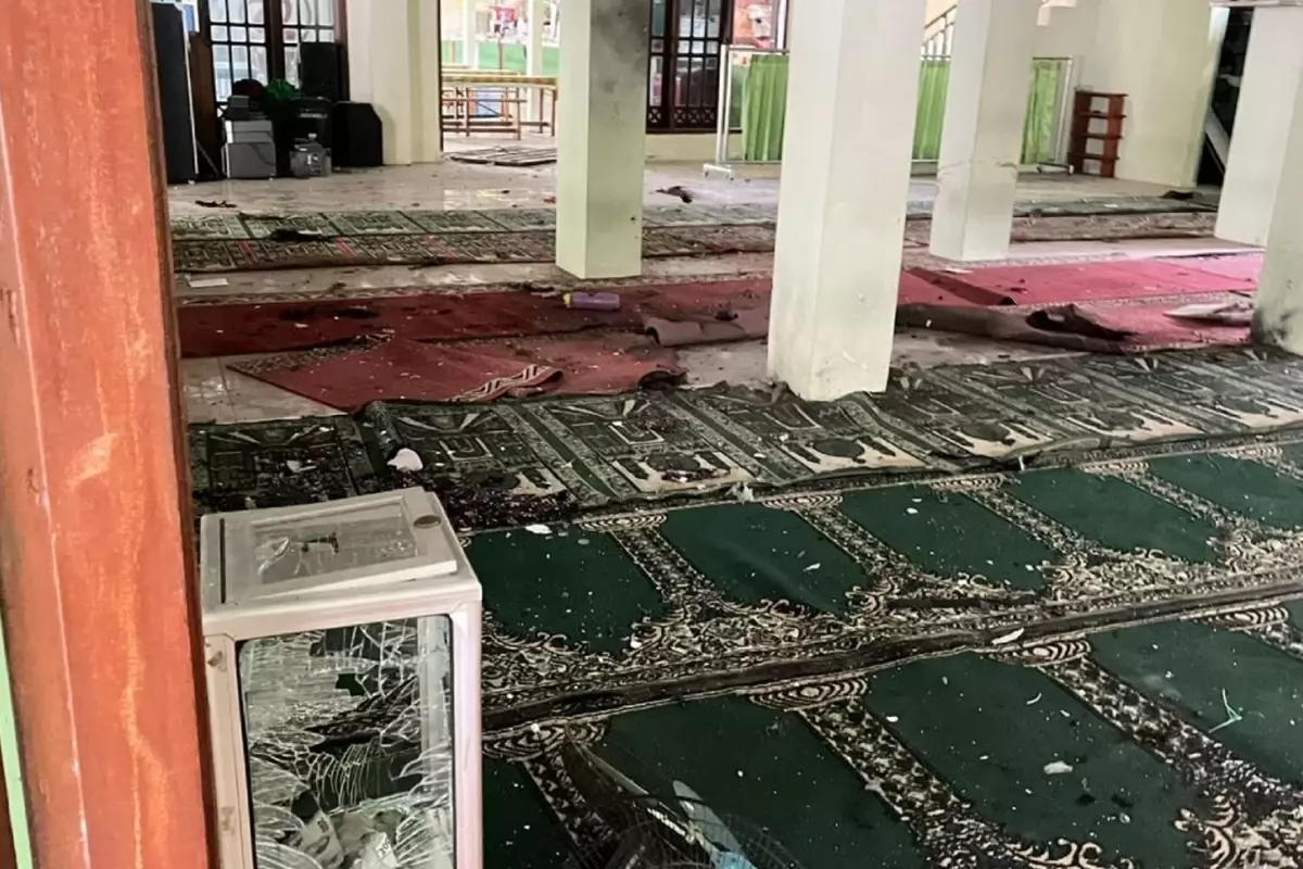 Endonezya'da camide cuma namazı sırasında patlama: 54 yaralı