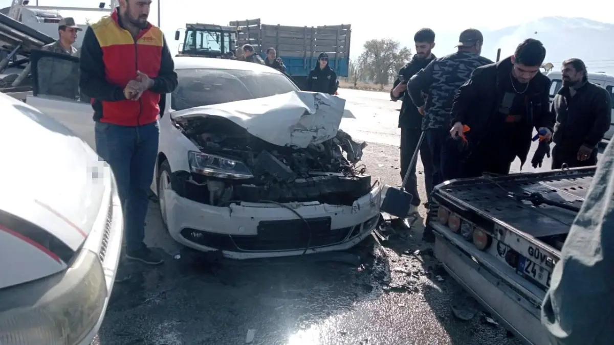 Erzincan'da Askeri Araç ve Traktörün Karıştığı Trafik Kazasında 2 Yaralı
