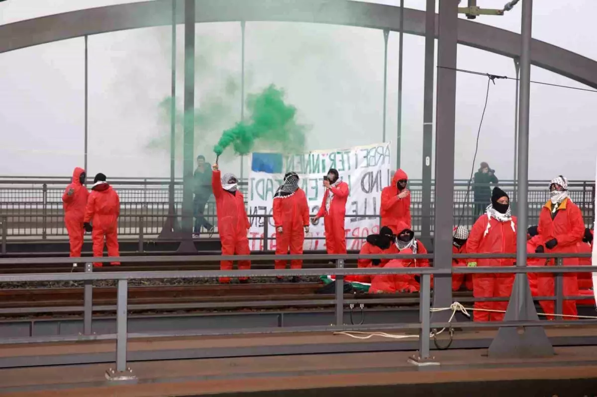 Hamburg Limanı Filistin Yanlısı Göstericiler Tarafından Kapandı