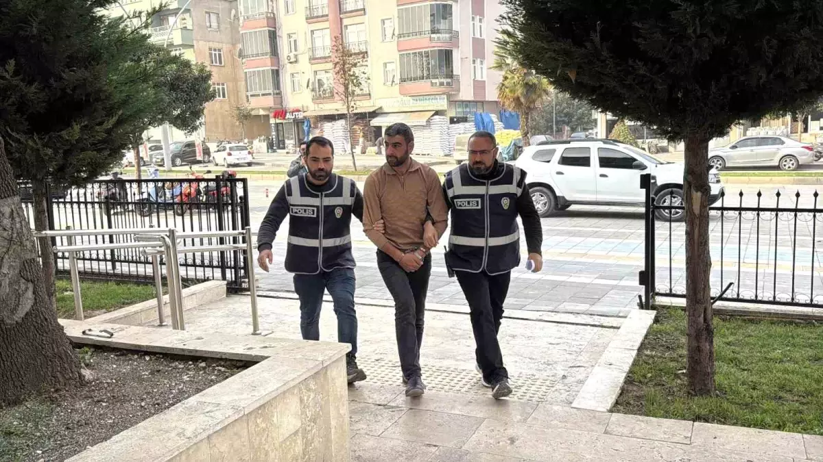 Kullandığı tırın dorsesinde 11 kaçak göçmen bulunan sürücü tutuklandı