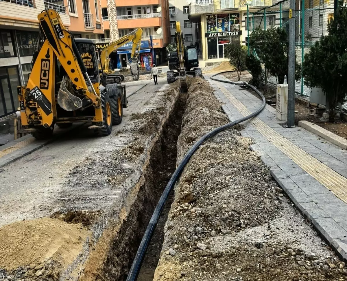 Mardin'de su hattı döşeme çalışmaları nedeniyle trafik düzenlemesine gidildi