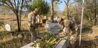 Muş'ta şehit mezarlıklarında temizlik ve bayrak yenileme çalışması yapıldı