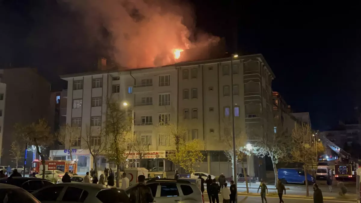 Nevşehir'de 4 Katlı Binanın Çatısında Yangın Çıktı
