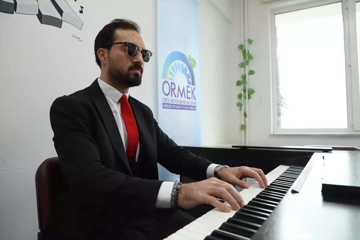 Görme Engelli Kemal Çoban, Piyano ile Yeni Bir Dünyaya Adım Attı