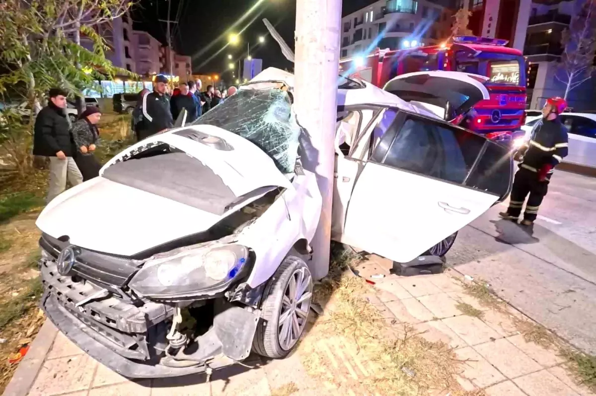 Aksaray'da Direksiyon Hakimiyetinin Kaybedilmesiyle Kaza: 2 Ağır Yaralı