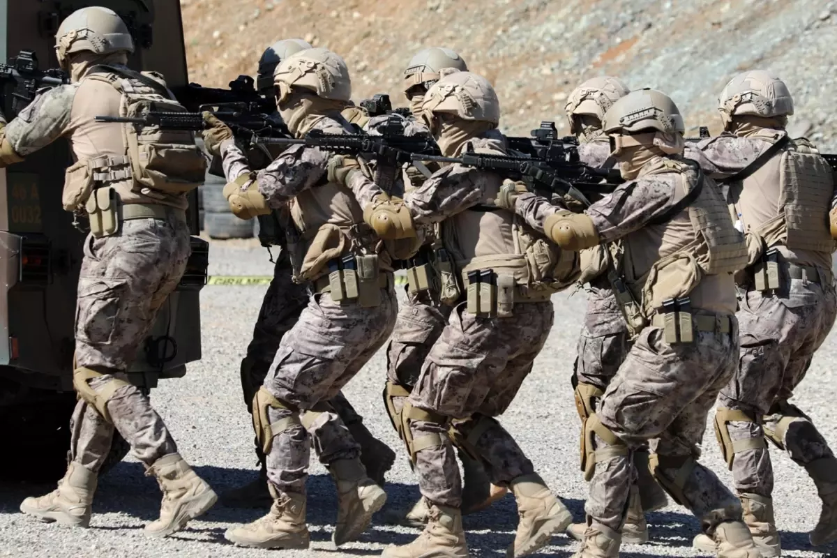 Özel harekat baskın yaptı! Mafya elebaşının 13 adamı yakalandı