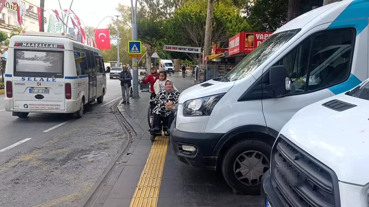 Manavgat'ta PTT Minibüsleri Engellilerin Geçişine Engel Oldu