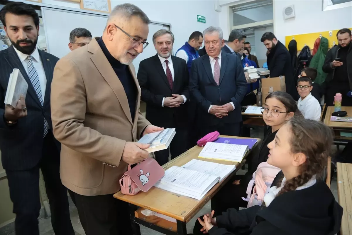 Öğrencilere Kur'an-ı Kerim ve Dini Eğitim Kitapları Hediye