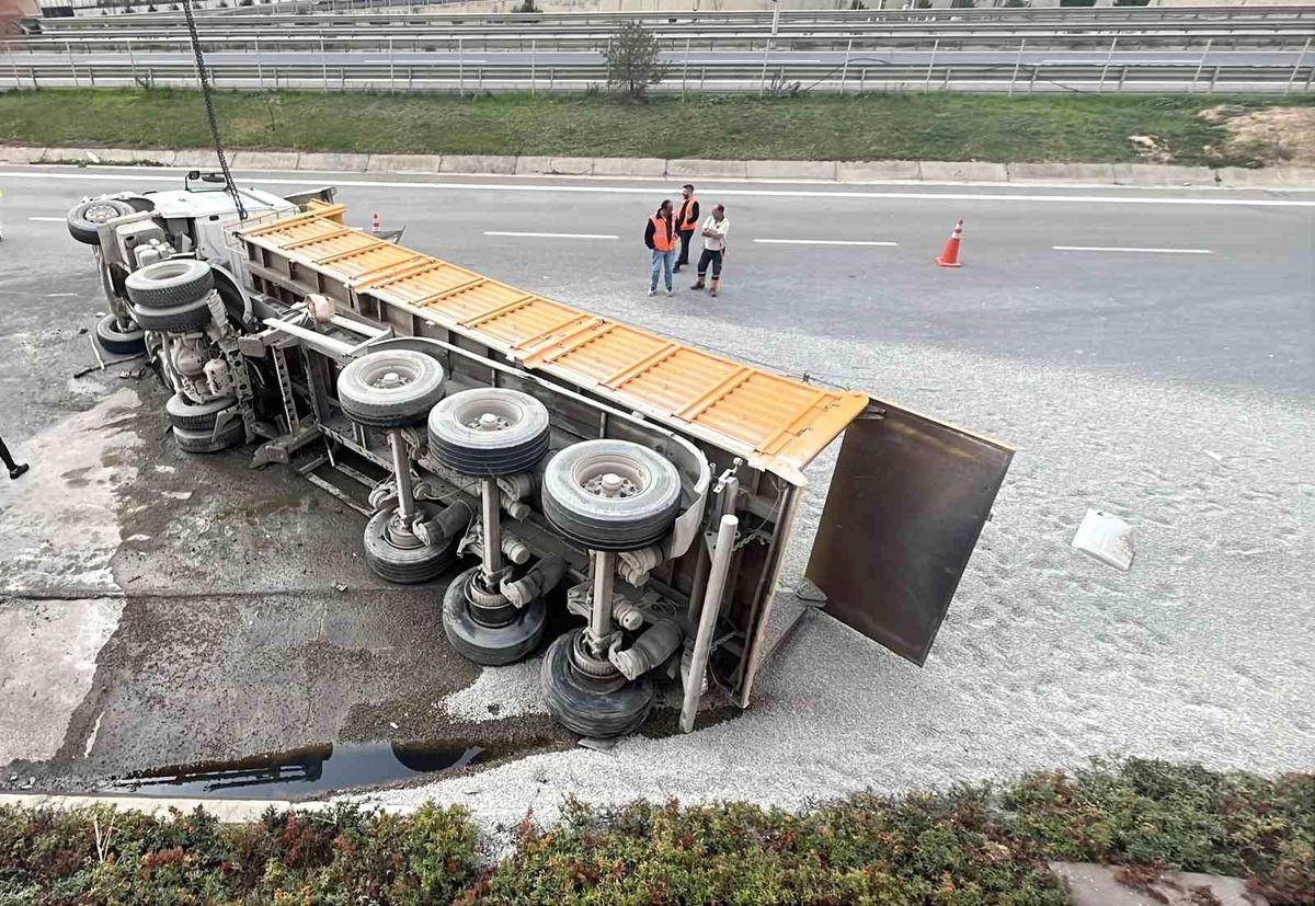TEM Otoyolu'nda Mıcır Yüklü Kamyon Devrildi, Sürücü Yaralandı