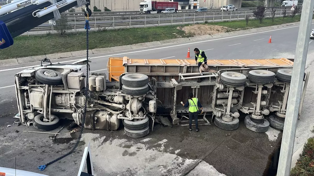 Çayırova'da Mıcır Yüklü Kamyon Devrildi: Şoför Yaralandı