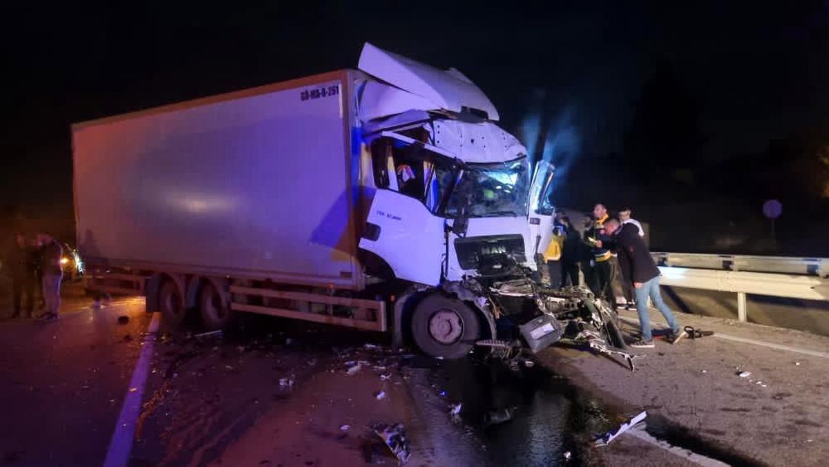 Karabük'te Tır ve Kamyon Çarpışması: Sürücü Yaralandı