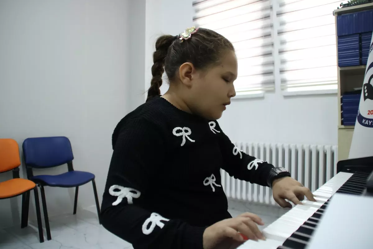 Görme Engelli Hira, 'Absolut Kulak' ile Müzik Öğretmeni Olma Hayalini Gerçekleştiriyor