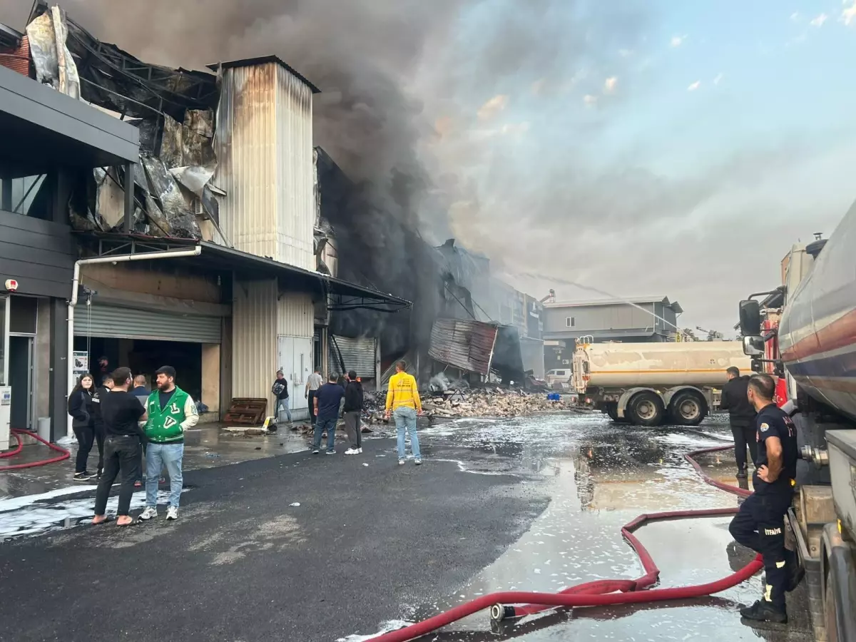 Adana'da Hırdavat Dükkanında Yangın: 70 İtfaiye Personeli Müdahale Etti