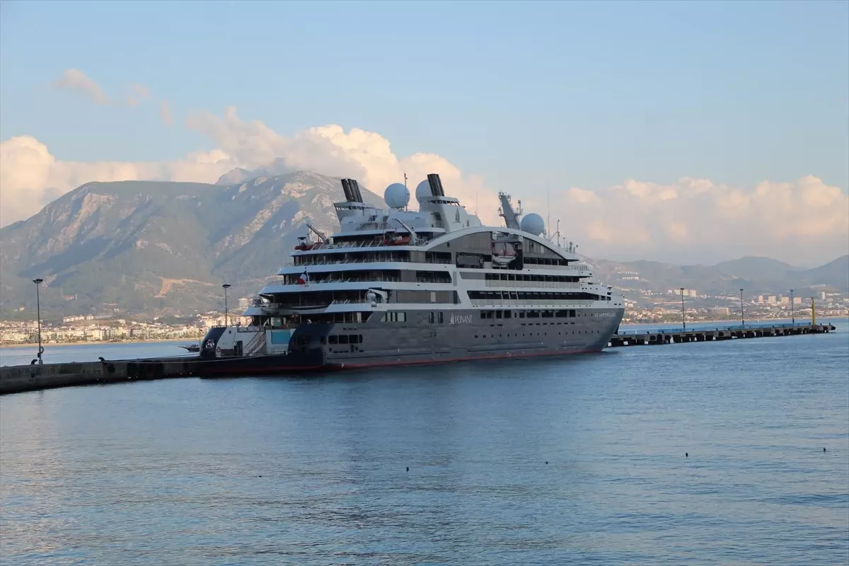 Fransız Lüks Yolcu Gemisi Alanya'ya Geldi