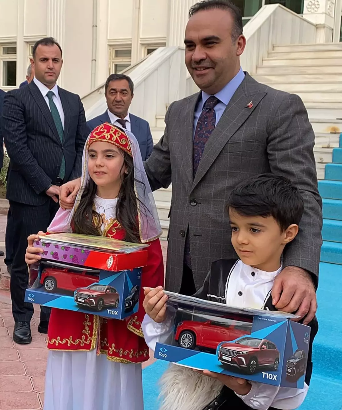 Bakan Kacır, Iğdır'da Çocuklara Oyuncak Togg Hediye Etti