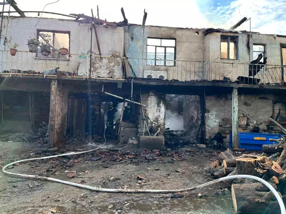 Aydın'da Yangın: Bir Ev Küle Döndü, Diğerinde Maddi Hasar