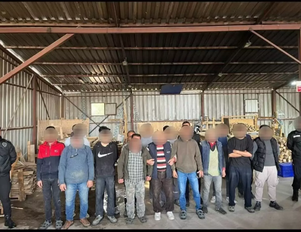 Bursa'da Göçmen Kaçakçılığı Operasyonu: 3 Tutuklama, 8 Göçmen Ülkesine Gönderildi
