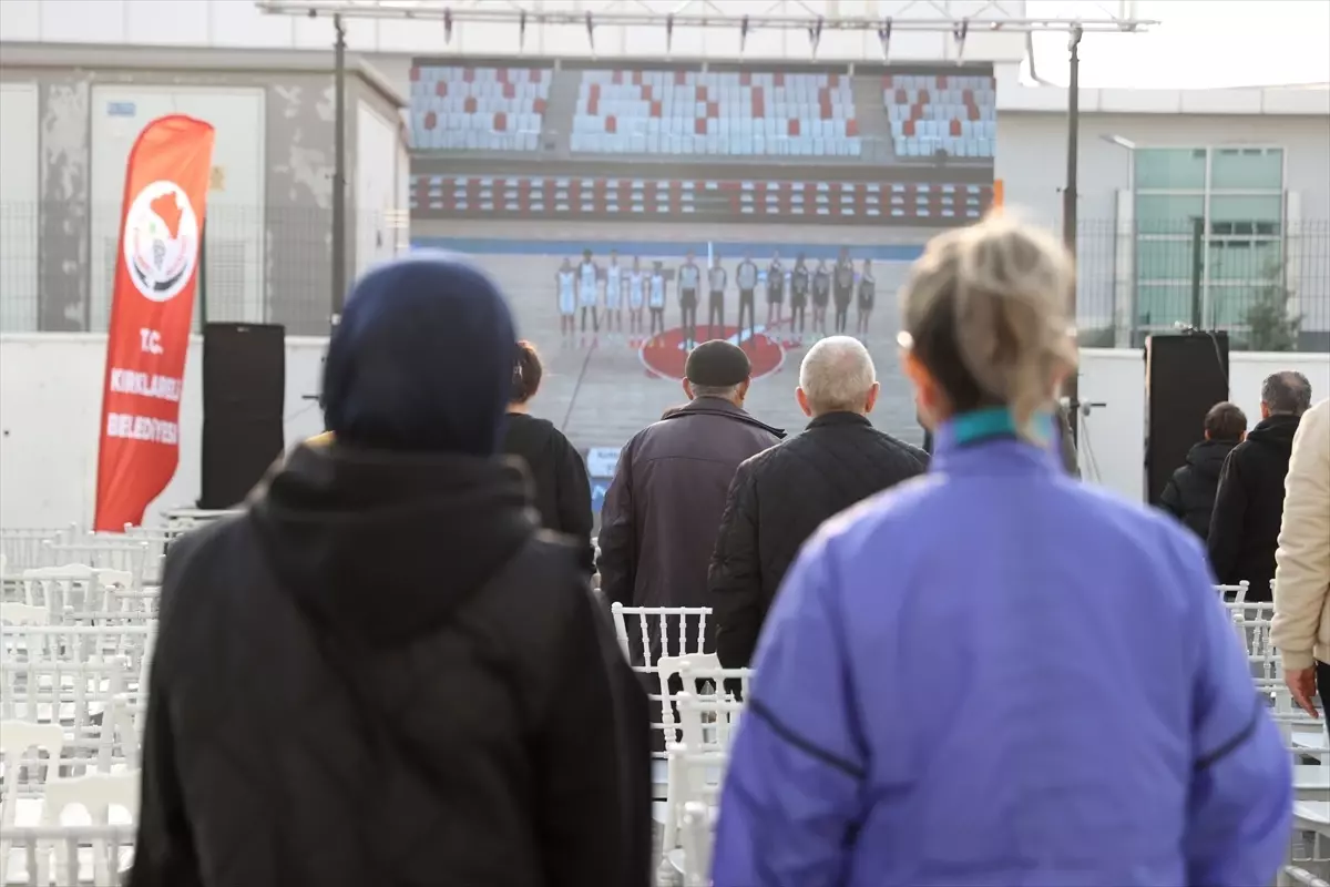 Kırklareli Kadın Basketbol Takımı'nın Taraftarlarından Destek