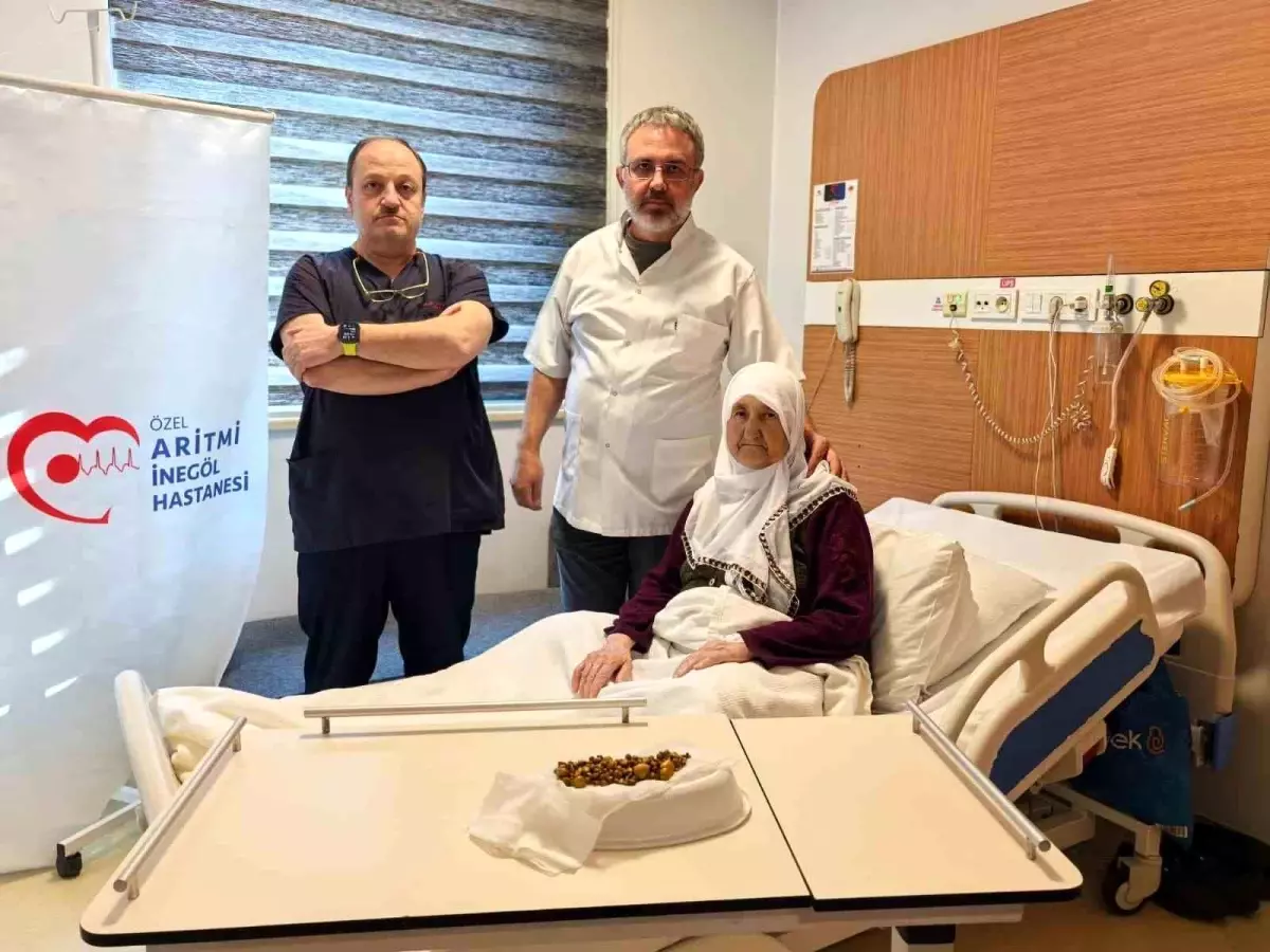 77 Yaşındaki Kadının Safra Kesesinden 213 Taş Çıkarıldı