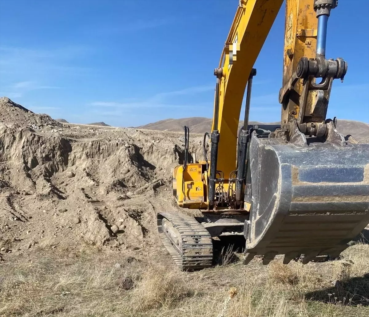 Horasan'da Kaçak Kazı Yapan 4 Kişi Suçüstü Yakalandı