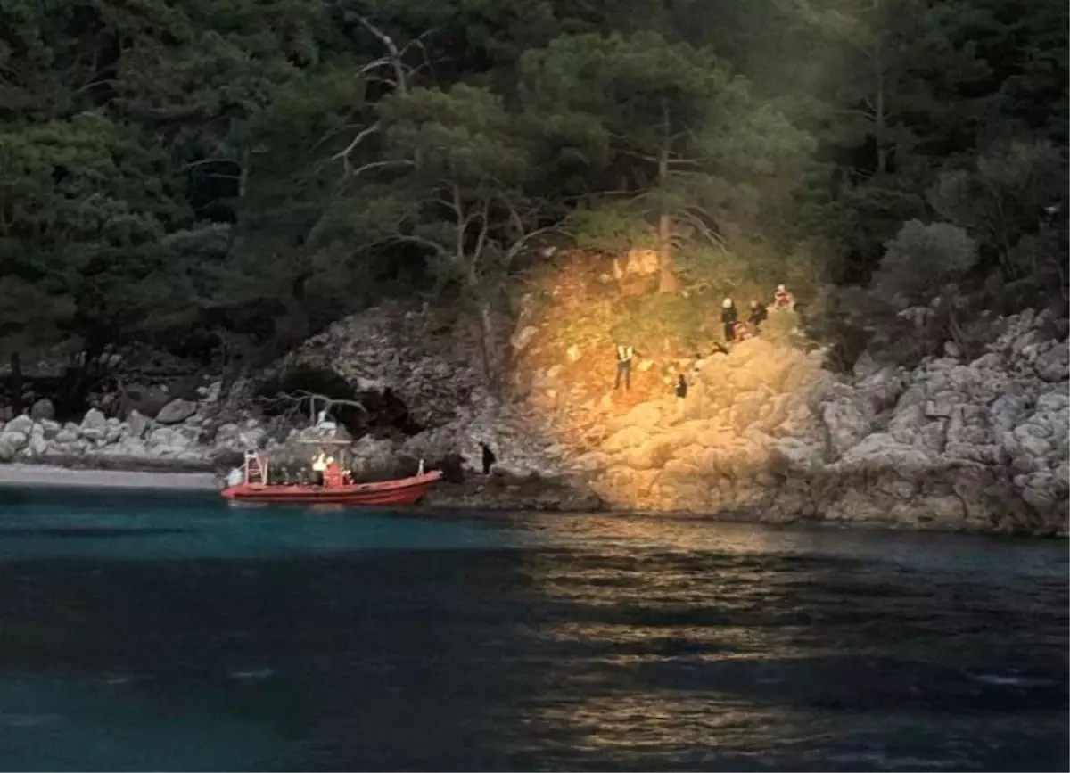 Fethiye'de Mahsur Kalan 21 Kaçak Göçmen Kurtarıldı