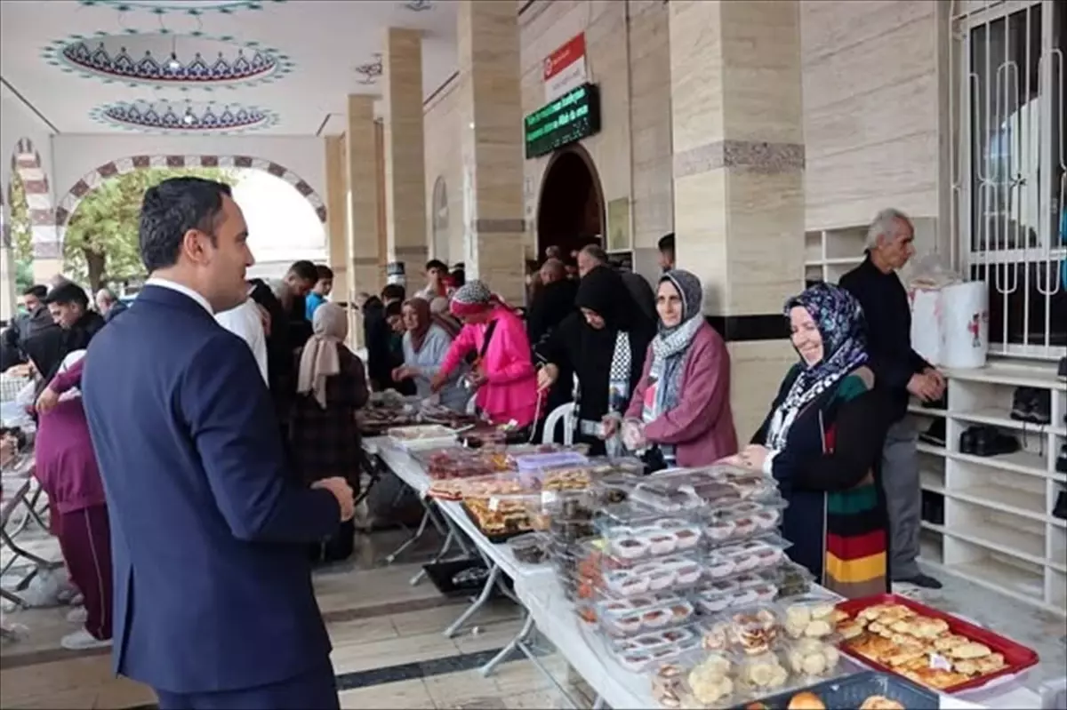 Finike'de Gazze ve Filistin İçin Hayır Çarşısı Etkinliği Düzenlendi