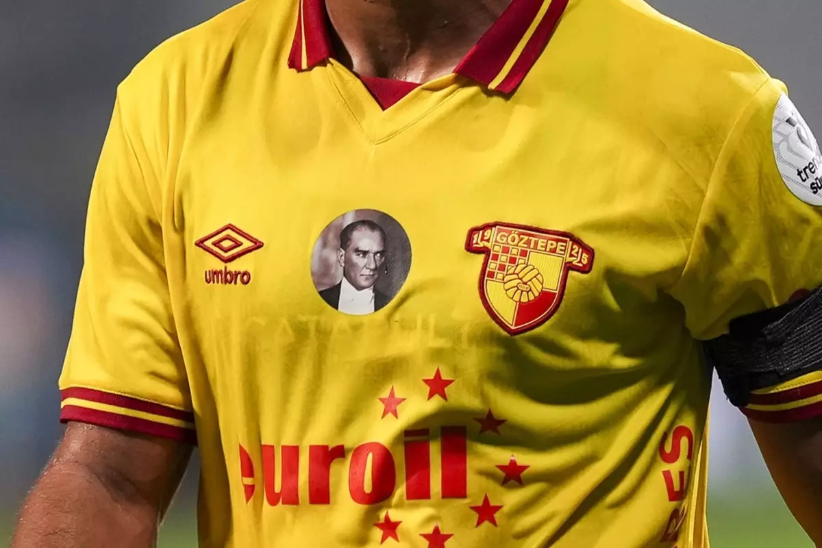 Göztepe'nin Atatürk portreli formasına beğeni yağıyor