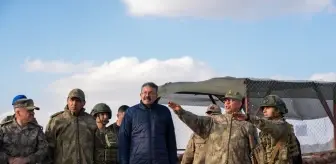 Hakkari Valisi Çelik ve 2. Ordu Komutanı Korgeneral Topaloğlu, sınırdaki üs bölgelerini ziyaret etti