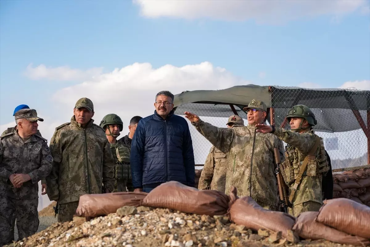 Vali Çelik ve Korgeneral Topaloğlu Üs Bölgelerini Ziyaret Etti