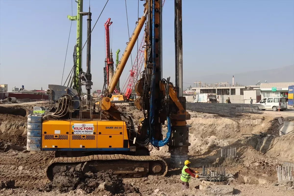 Hatay Valisi Masatlı, yapımı süren kavşak çalışmalarını inceledi