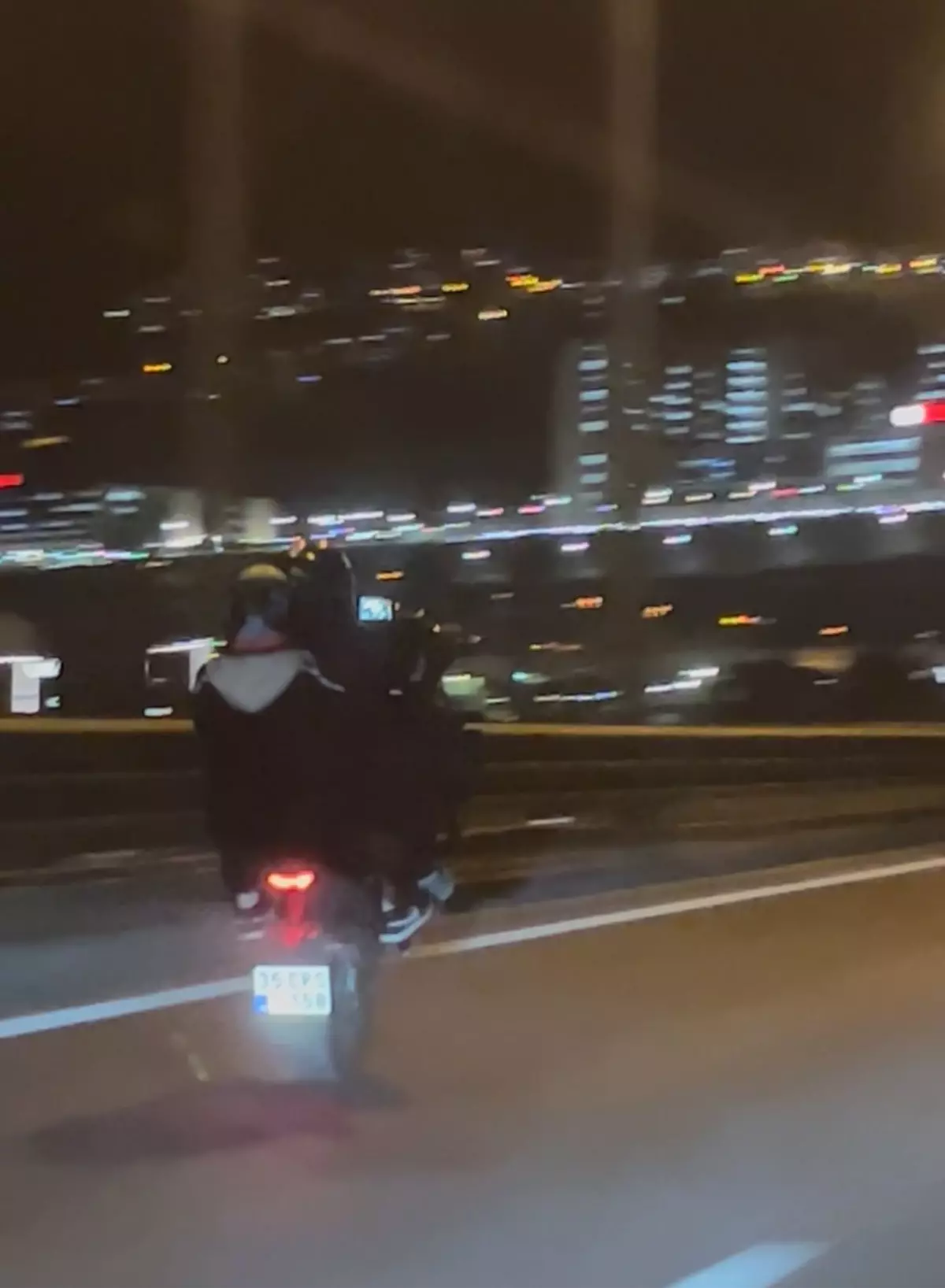 İzmir'de Motosiklet Sürücülerinin Tehlikeli Yolculuğu Kamerada