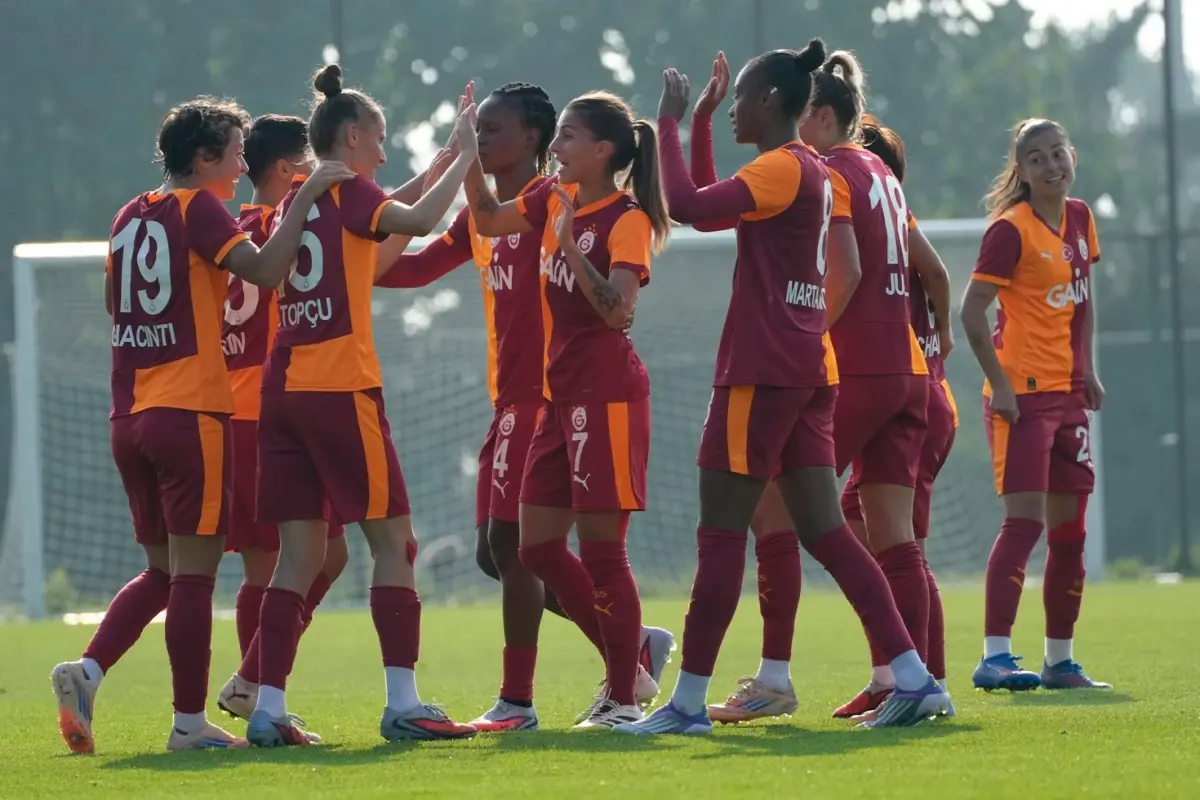 Kadınlar derbisinde Galatasaray, Beşiktaş'a gol oldu yağdı
