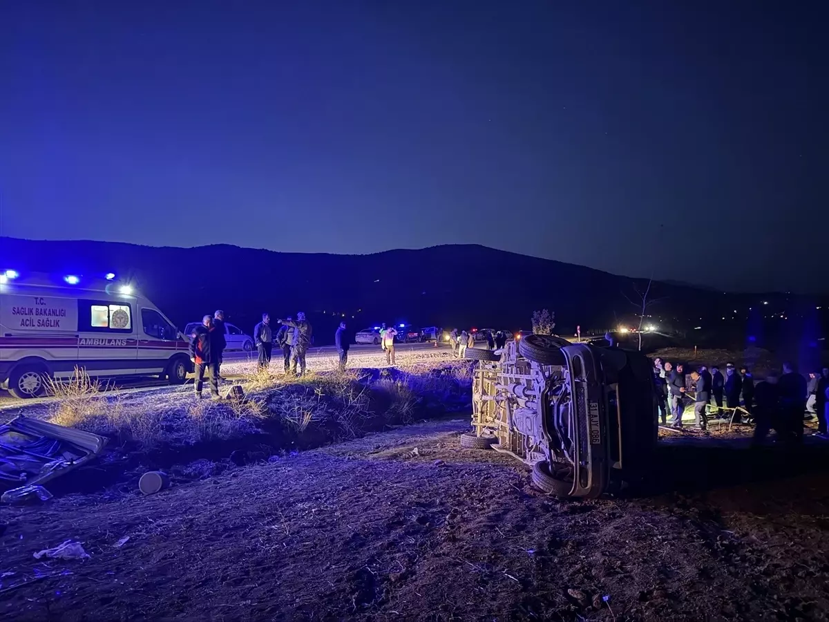 Kahramanmaraş'ta İnşaat İşçisi Minibüsü Şarampole Devrildi: 2 Ölü, 7 Yaralı