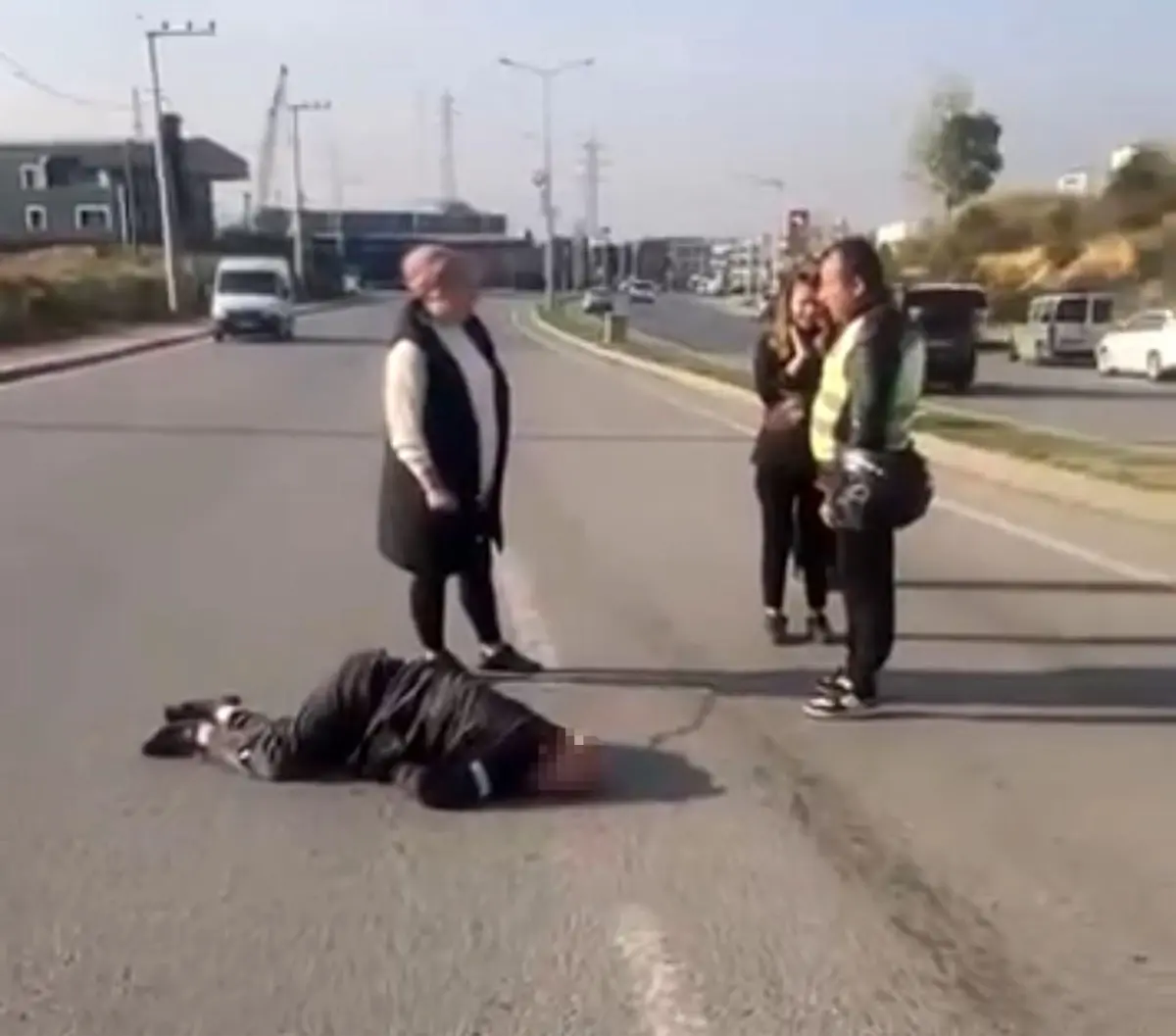 Kocaeli'de Otomobil Yayalara Çarptı: 1'i Ağır 2 Yaralı