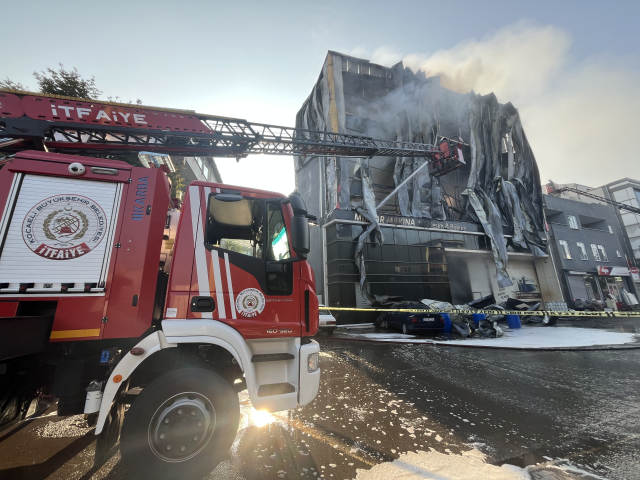 Kocaeli'nde parfüm deposunda yangın! 6 kişi hayatını kaybetti, soruşturma başlatıldı 9 kocaeli nde parfum deposunda yangin 6 kisi 19231765 268 m