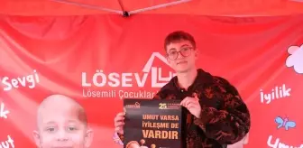 Lösemiyi Yenen Genç, Hastalara Moral Vermek İçin Gönüllü Oldu
